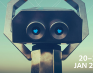 eine Art Roboter guckt uns aus blauen Herzchenaugen vom Filmplakat des 46. Filmfestivals Max Ophüls Preis (FFMOP) an. Das FFMOP findet vom 20. bis 26. Januar 2025 in Saarbrücken statt. getreu der Festivalfarbe ist das Plakat in Blautönen gehalten.