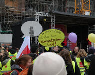 ver.di Warnstreik am 13.03.25 u.a. mit Schild - In erster Linie ist das hier Burnoutprävention
