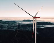 Blick auf die zwei Windräder des Taubenkopfs bei Freiburg- im Tal Nebel