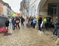Demonstrierende bei der Abschlusskundgebung auf der Wilhelmstraße im verregneten Müllheim