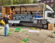 Lastwagen mit Bühne, Transparenten und Soundsystem