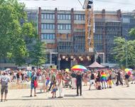 bunt gekleidete Menschen stehen vor der Bühne des CSDs