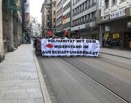 Demozug in der Baseler Innenstadt. Transparent "Solidarität mit dem Widerstand im Ausschaffungsknast"