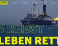 SOS HEISST LEBEN RETTEN mit Rettungsschiff im Hintergrund