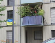 Balkon Solar im Quartier Schidlacker neben Ukraine Fahne