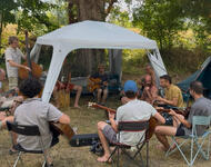 Besucher des Camping-Platzes in Samoreau während des Festivals