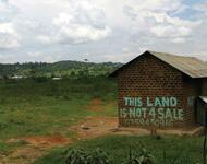 Haus in Uganda mit der Aufschrift Land is not for sale