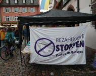 Transparent: bezahlkarte Stoppen beim Protest gegen die Bezahlkarte am Freiburger Rathausplatz am 25.09.2025