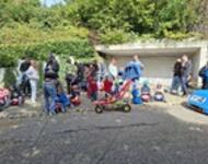 Seifenkistenrennen Herdern Kinder mit Bobbycars und Eltern