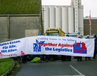 Blockade vor einem Gebäude des J.Müller - Konzerns