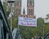 Banner an der Blauen Brücke in Freiburg: "Nett hier - Aber Scheiße ohne Bargeld - Nein zur Bezahlkarte"