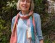 Foto von Rosmarie Wydler Wälti - eine jugendlich wirkende weißhaarige Frau mit buntem Schal.