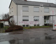 Fehrenbachalle 52, am 07.12.2025 - auf Fassade ist zu lesen: "2x mal besetzt, 6 Jahre her, immer noch leer"