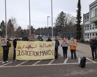 Gruppe mit Justice For Mahdi Transparent vor dem BGH in Karlsruhe