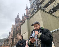 Samuel und Caspar bei der Jubeljahre Kundgebung am Fuße des Münsters