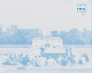 Ein blau verblasstes Bild zeigt eine sitzende Gruppe von Menschen vor einem Gebäude einer NS-Gedenkstätte. Oben rechts ist das Logo von RIAS zu sehen, Schrift auf Davidstern.
