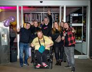 Die Crew des Multicore Freiburg vor dem neuen Domizil in der Bismarckallee 22