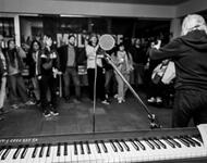 Der Blick vom Keyboard auf die rockende Crowd bei Multicore Freiburg