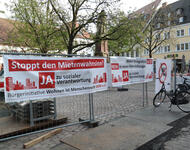 Rathaus platz am 01.04.26 – Transparente, u.a.: Stoppt den Mietenwahnsinn – Ja zu sozialer Verantwortung – Bürgerinitiative Wohnen ist Menschenrecht