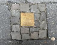 Stolperstein zwischen kleinerer Kopf- und größerer Pflastersteine:"Hier wohnte LUISE BYKOWSKI Jg. 1920 als "Asozial" stigmatisiert, verhaftet 7.4.1942 KZ Ravensbrück 1943 KZ Buchenwald im KZ-Bordell zur Prostitution gezwungen. Entlassen 1.11.1945"