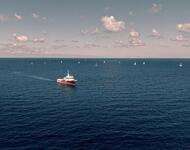 Ein Schiff im Meer