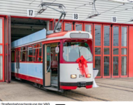 Strassenbahn mit roter Schleife Ausfahrt aus Hallen Gate17 - Geschenk an
