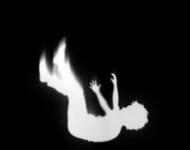 Aud Apsilons Albumcover ist ein Kind zu sehen, das fällt. Der Hintergrund ist dunkel, das Kind hell, wie ein Negativbild mutet es an. Das Kind fällt mit dem Rücken nach unten, die Arme nach oben.