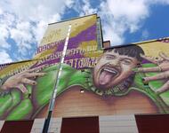 Wandbild des finnischen Musikers Käärijä an einem Prisma-Supermarkt in Vantaa