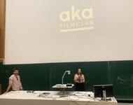 Aka Vorstand Benny und Kira von feuer.zeug im Großen Hörsaal der Bio
