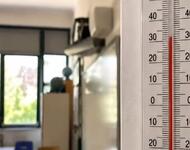 Thermometer in der Klasse, das etwa 32 Grad anzeigt