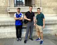 Gino, Youri Krassoulia und Zaid im Hof des Justizpalastes von Paris nach dem Verhandlungstag des 8. Juli 2026