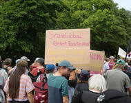 Schild auf Demo: Sozialabbau fördert Faschismus - Solidarität statt Militarisierung