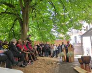 Gesellschaft der Zeremonie unter einem Baum bei den Reden
