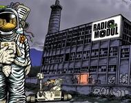 Astronau; dahinter Fabrik mit Radio Modu Banner