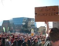 Hunderte Menschen demonstrieren vor der Uni-Bibliothek in Freiburg. Ein Mann hält ein Pappschild mit Aufschrift "Gegen Uploadfilter" hoch.