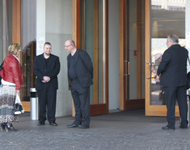 TeilnehmerInnen und Securites vor dem Konzerthaus - Foto:RDL