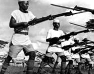 Afrikanische_Kolonialsoldaten_der_britischen_Streitkraefte_beim_Training