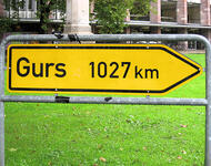 Das alte Gurs Mahnmal am Platz der alten Synagoge in Freiburg, vor dem Umbau ... (Straßenschild Gurs 1027 km)