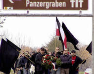 Nazis auf dem Weg zum &quot;Ehrenmal&quot;